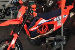 moto KTM 690 smc-r del 2023