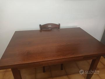 tavolo in legno scuro