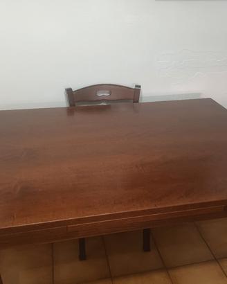 tavolo in legno scuro