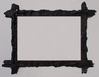 Antica cornice di legno intagliato ed ebanizzato