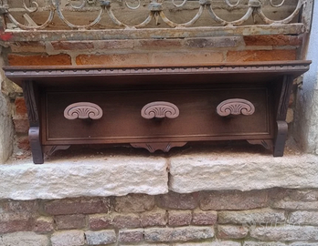 appendiabiti vintage in legno con mensola cappelli