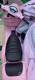 Vespa rosa elettrica.
