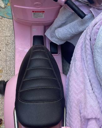 Vespa rosa elettrica.