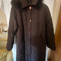 Cappotto imbottito lungo con cappuccio e pelliccia