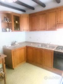 cucina componibile angolare con ante in rovere.