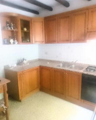 cucina componibile angolare con ante in rovere.