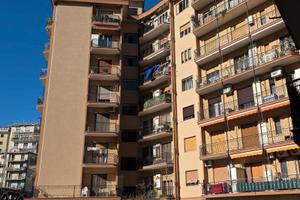 142 mq con box e p. auto - Via Irno