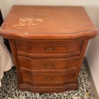 Coppia di comodini in legno