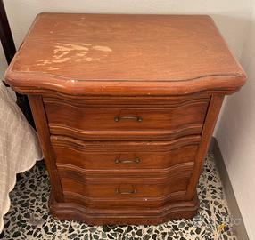 Coppia di comodini in legno