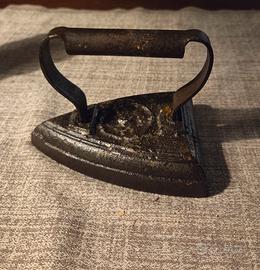 antico ferro da stiro in ghisa