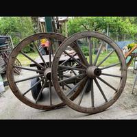 Antiche ruote da carretto diverse misure .