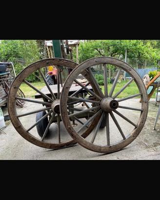 Antiche ruote da carretto diverse misure .