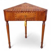 Tavolino ad angolo con piano intarsiato