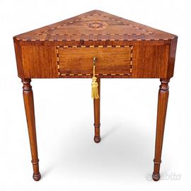 Tavolino ad angolo con piano intarsiato