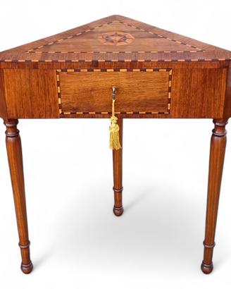 Tavolino ad angolo con piano intarsiato
