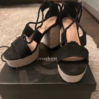 Zeppe nere a punta aperta con plateau