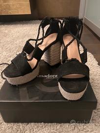 Zeppe nere a punta aperta con plateau