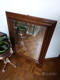 specchio con cornice in legno 