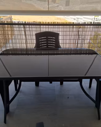 Tavolino da giardino in vetro con base in ferro