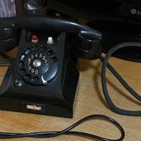 Telefono a disco in bachelite prodotto da Ericsson