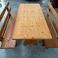 Tavolo e panche in legno
