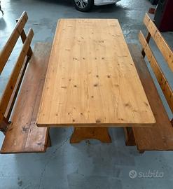 Tavolo e panche in legno