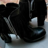 Tronchetti pelle nera con frange n.37 