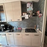 Cucina con elettrodomestici