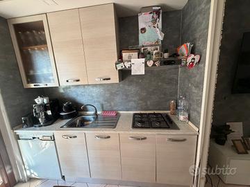 Cucina con elettrodomestici