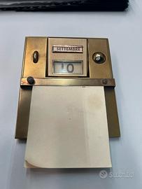 Calendario in metallo con porta notes e penna