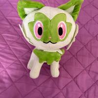 Pokemon Sprigatito, Plusz, 20 cm