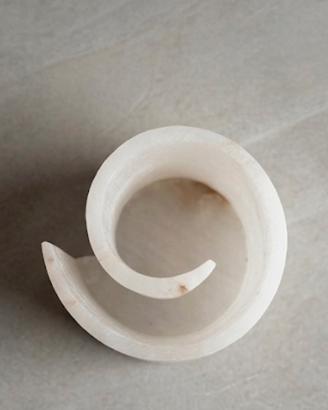 Portapenne spirale in pietra alabastro, idea regal