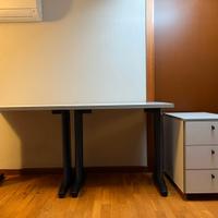 due scrivanie e una cassettiera 