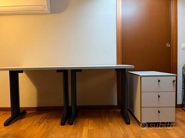 due scrivanie e una cassettiera 