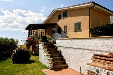 PORZIONE DI BIFAMILIARE A SANTA MARINA