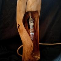 lampada in legno d'ulivo