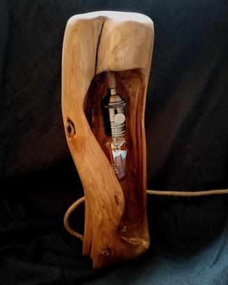 lampada in legno d'ulivo
