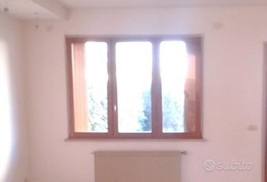 infissi in legno con scuretti e zanzariere 