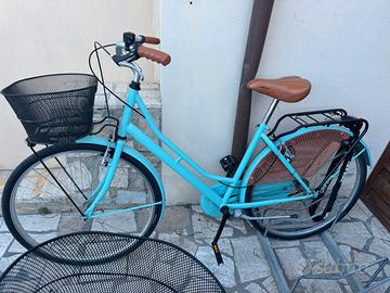 Bicicletta da passeggio con cestino