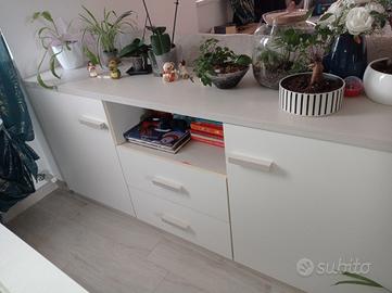 Comò con ante e cassetti 