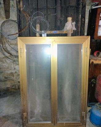 Finestre, porta, termosifone e cancello in ferro 