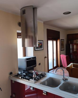 Cucina da incasso con penisola laccata rosso