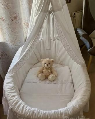 Culla neonato in vimini bianca con ruote