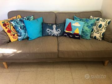 Divano sfoderabile con gambe in legno