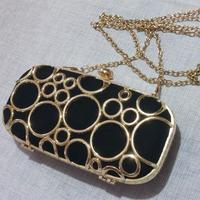 Clutch nera elegante con dettagli oro – Prima Donn
