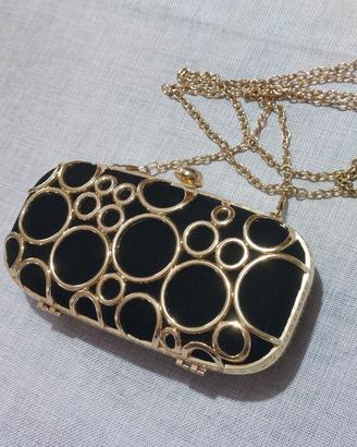 Clutch nera elegante con dettagli oro – Prima Donn