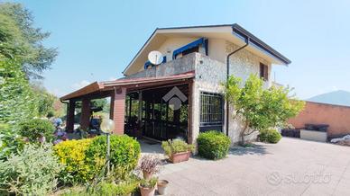 VILLA A SCHIERA D'ANGOLO A ROCCA D'EVANDRO