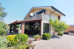VILLA A SCHIERA D'ANGOLO A ROCCA D'EVANDRO