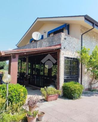 VILLA A SCHIERA D'ANGOLO A ROCCA D'EVANDRO