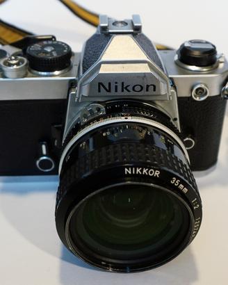 Corredo Nikon analogico unico proprietario